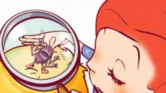 una mamma controlla la testa del figlio