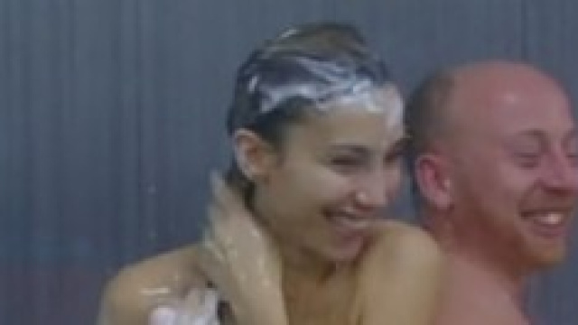GF 13: Chicca e Armando sotto la doccia