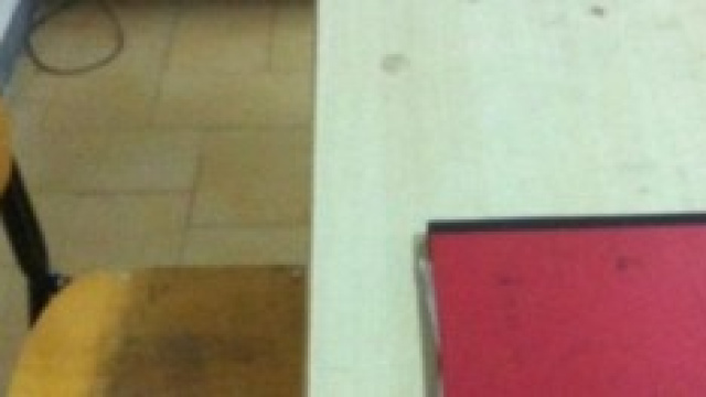 Un banco sporco come cattedra per l'insegnante