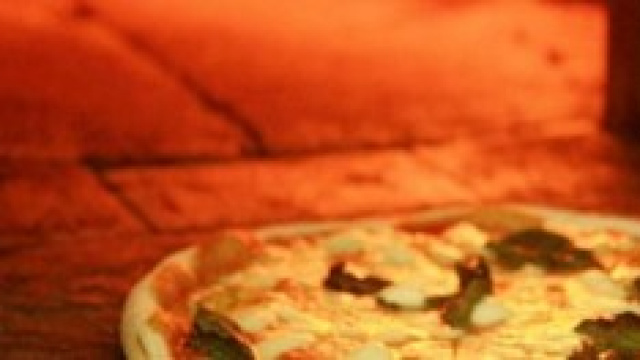 Una pizza, specialit&agrave; di Rossopomodoro