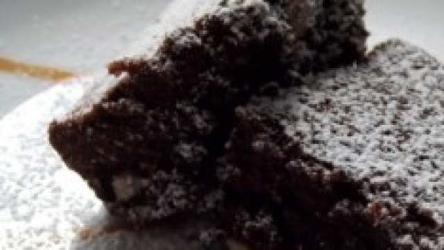 Torta al triplo cioccolato fatta in casa