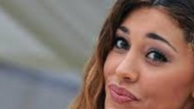 Belen colpita da un attacco di panico, fugge