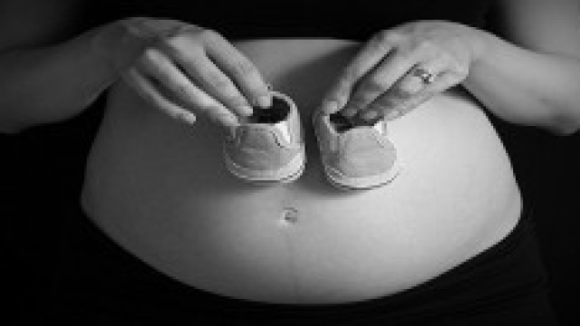 Donna incinta di gemelli non suoi