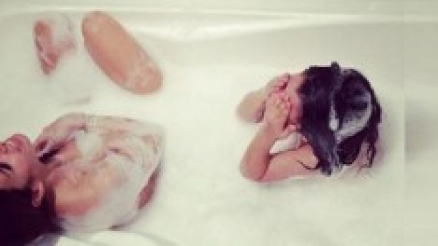 Elisabetta Gregoraci coperta di sole bolle