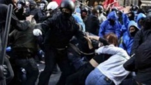 Gli scontri tra polizia e manifestanti a Roma