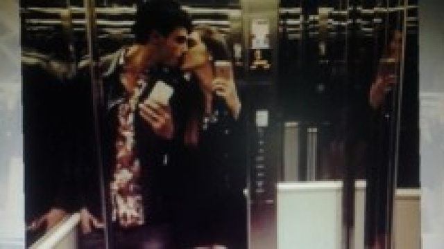 Cecilia e Francesco si baciano in ascensore