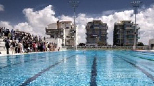 Andare in piscina, meta di molti vacanzieri.