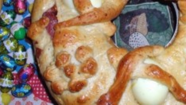 Spicchio di casatiello con decori tradizionali 