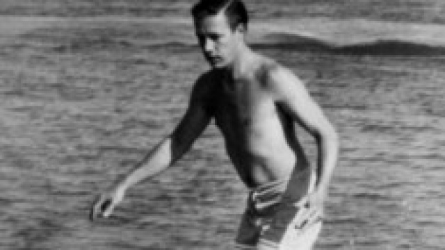 Hobie mentre faceva surf.