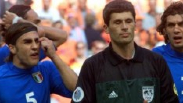 Cannavaro e Maldini protestano con l'arbitro