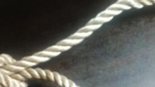 Trovato uomo impiccato in scuola napoletana