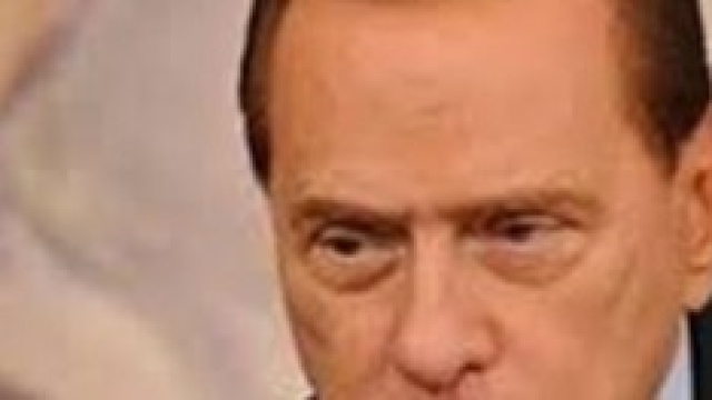 Immagine di un Berlusconi dubbioso.