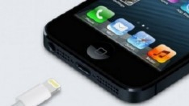 Un iPhone 5 e la presa del carica batterie 