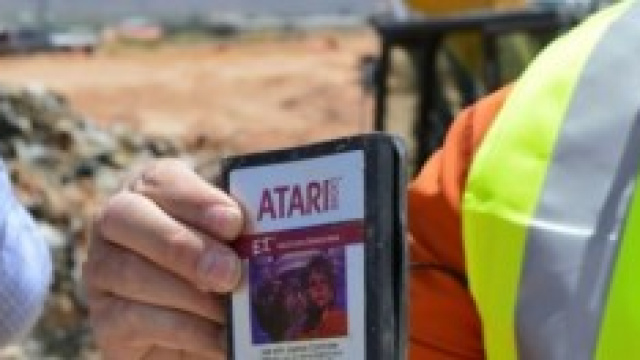 Una delle copie di E.T. ritrovate nel deserto.