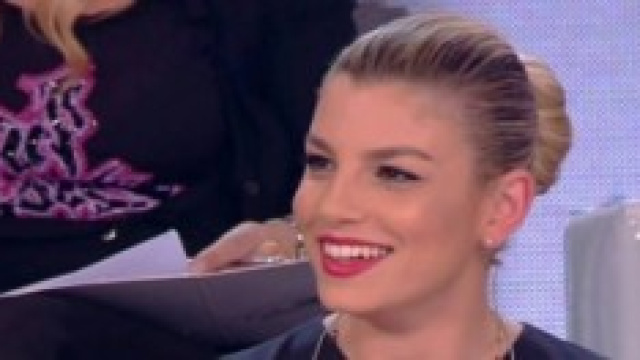 Emma Marrone selfie prova costume