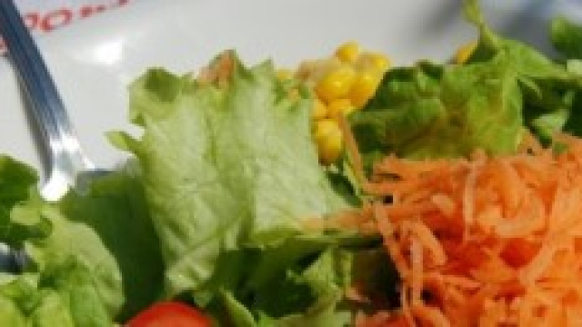 Insalata primaverile, fresca e nutriente.