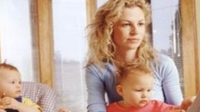 una madre al lavoro senza il padre...