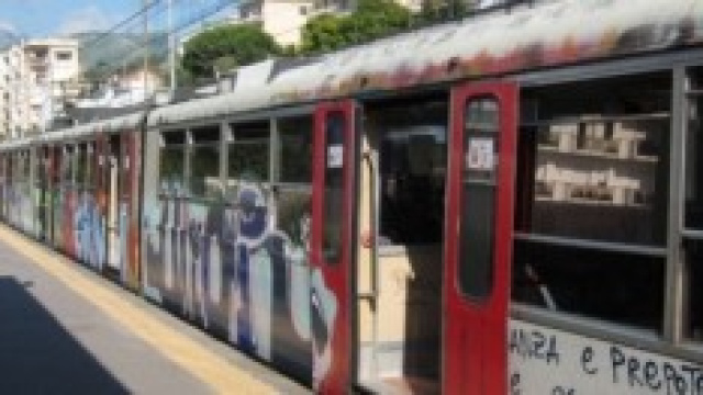 Un treno della Circumvesuviana fermo alla fermata.