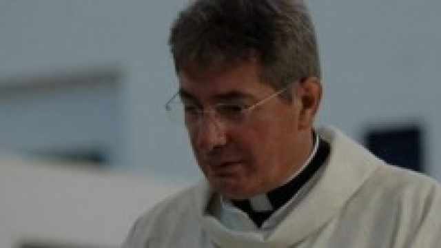 Don Desio durante la celebrazione di una messa.