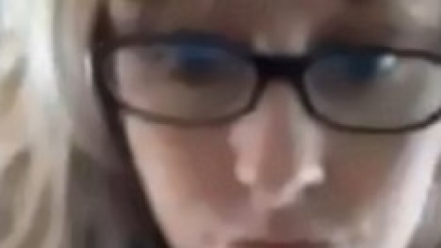 Video hot inviati agli studenti: ecco la prof