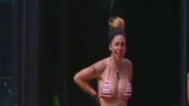 Grande Fratello, Angela Viviani perde il costume