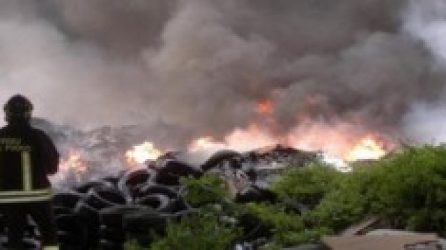 Un pompiere alle prese con un rogo.