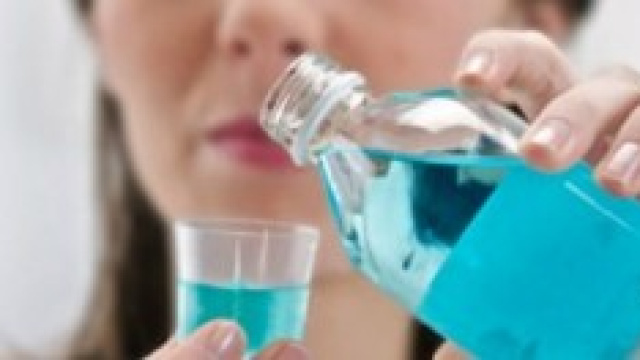 Uso del colluttorio di una donna