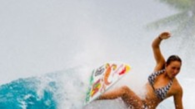 La Moore durante una manovra di surf