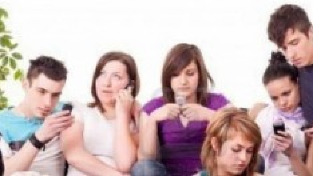 Alcuni giovani che smanettano con gli smartphone