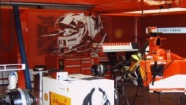 box ferrari, Lorenzo regala due caschi