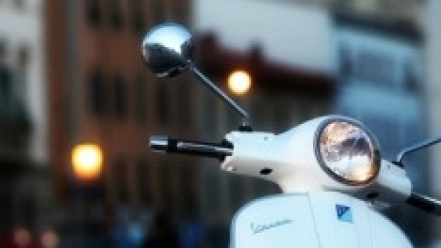 In primo piano Piaggio vespa gts 300 ie bianca