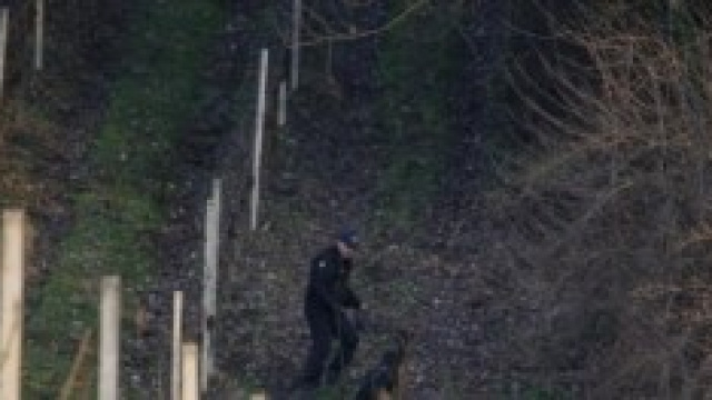 Inquirenti alla ricerca del corpo di Elena Ceste