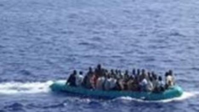 Barcone con 400 immigrati al largo di Lampedusa