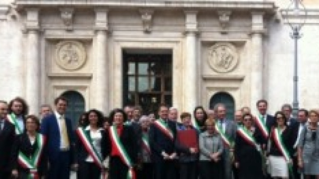 Consegna delle 93.000 firme per la legge popolare.