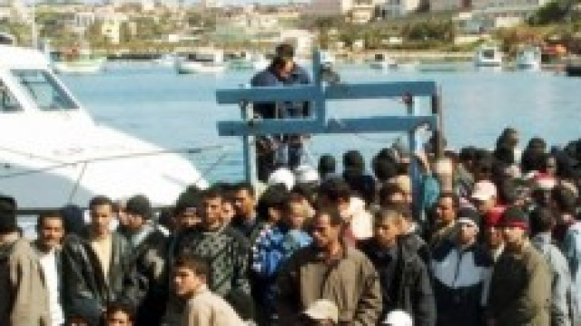 In queste ore altri migranti sbarcano in Italia