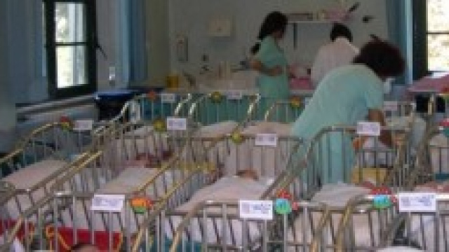 Neonato imbavagliato perch&eacute; piangeva