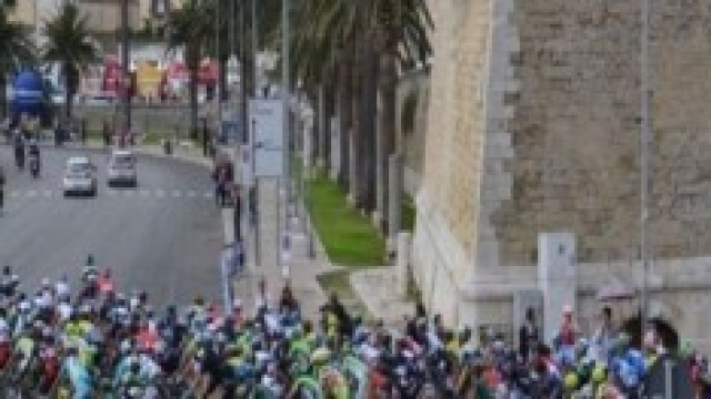 Quarta tappa del giro sfalsata dall'asfalto