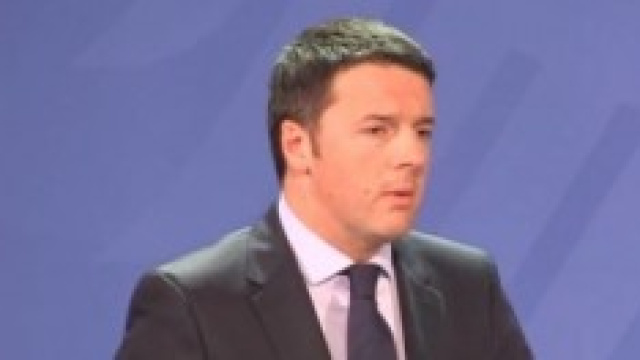 Renzi contestato dai "comitati per la casa"