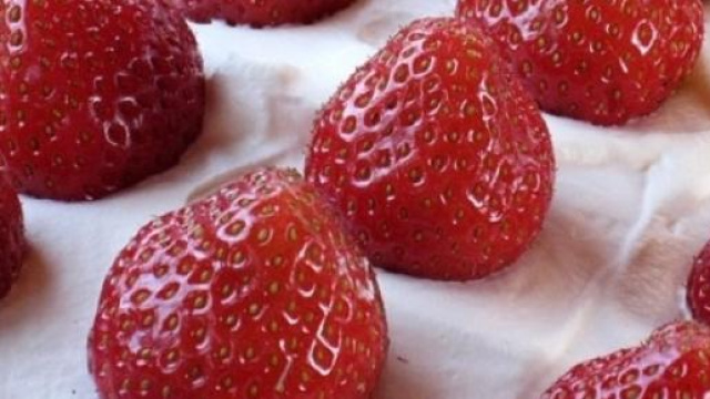 Torta con pan di spagna, fragole e panna montata