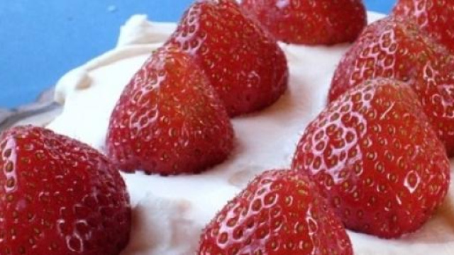 Torta fredda allo yogurt con le fragole