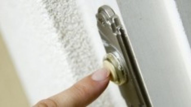 Presunti addetti Enel entrano attraverso i postini
