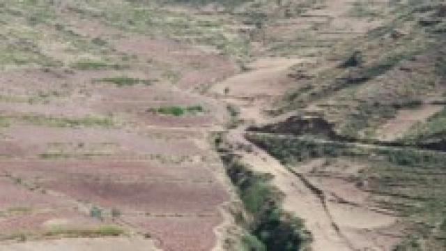 Uno spacco nel terreno dopo un terremoto