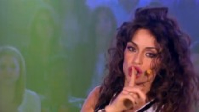 Raffaella Fico cantante: prima esibizione tv
