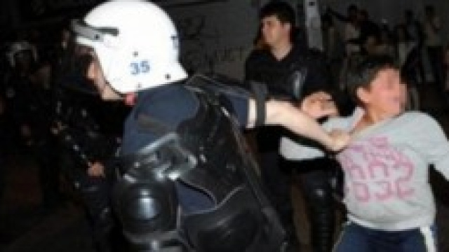 Turchia: polizia strattona un minore.