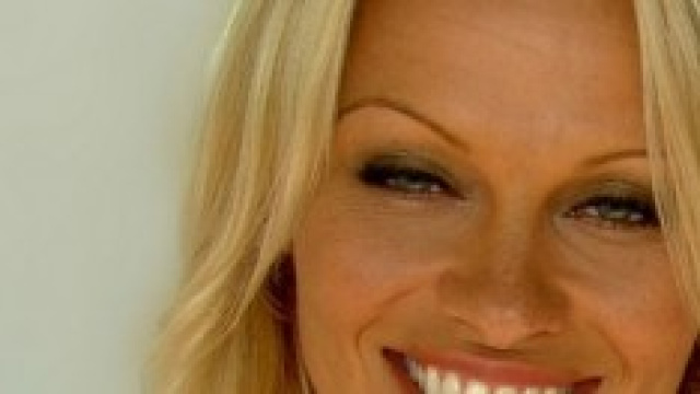 Pamela Anderson vittima di violenze e abusi