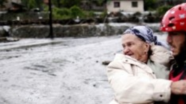 Una donna anziana soccorsa 