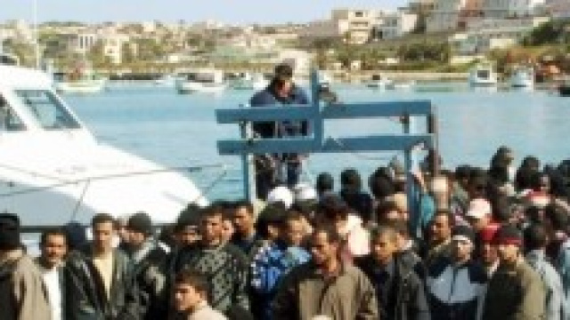 Barcone pieno di migranti