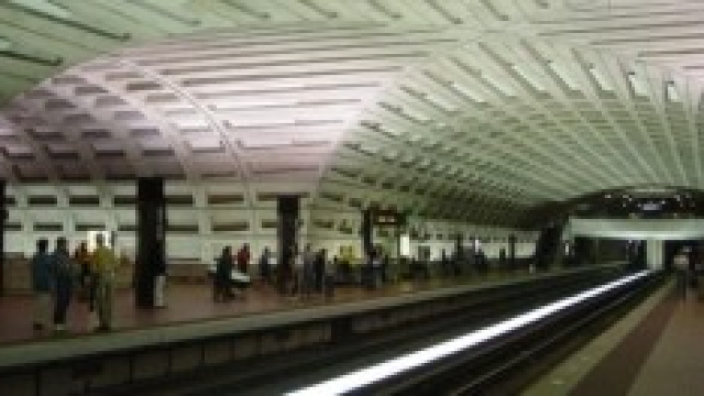 donna cade nei binari della metro