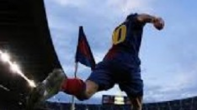 Lionel Messi pronto a battere il calcio d'angolo. 