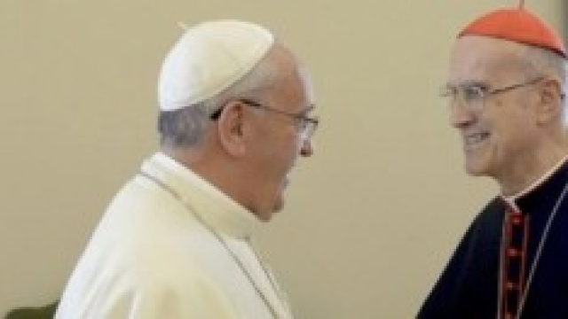 Papa Francesco e il cardinale Tarcisio Bertone